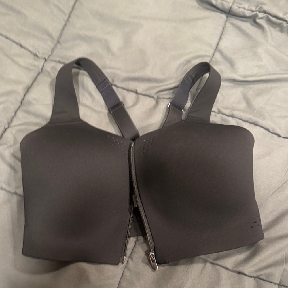 VS featherlight max sports bra
